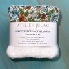 10-cotons-lingettes-demaquillantes-lavables-double-bambou-et-coton-fleurs-vertes-atelier-julac Doigts dans une lingette lavable