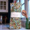 Rouleau de 7 essuie tout lavables motif fleurs vertes en cuisine Rouleau de 7 essuie-tout lavables motif fleurs vertes, posé dans une cuisine, Atelier Julac