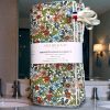 Lot de 7 serviettes visage lavables fleurs vertes Lot de 7 serviettes visage lavables en bambou et coton imprimé fleurs vertes, avec bandeau papier Atelier Julac, dans une salle de bain