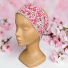 bandeau-soins-visage-bambou-coton-motif-flerus-rouge-sur-tete-atelier-julac Bandeau de soin visage en bambou motif fleurs rouges, porté - Atelier Julac