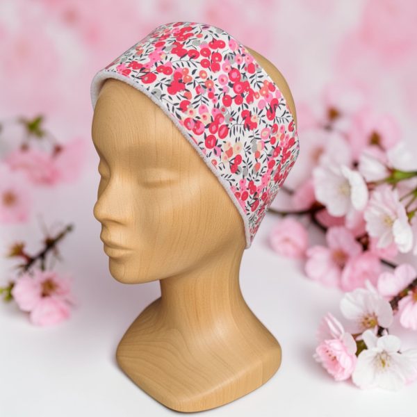 bandeau-soins-visage-bambou-coton-motif-flerus-rouge-sur-tete-atelier-julac Bandeau de soin visage en bambou motif fleurs rouges, porté - Atelier Julac
