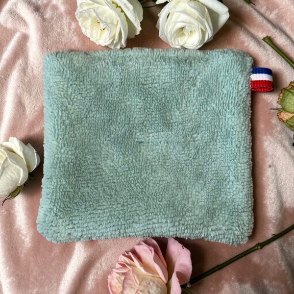Coton démaquillant lavable vert laurier en bambou - Atelier Julac Gros plan sur un coton démaquillant lavable vert laurier en bambou Atelier Julac