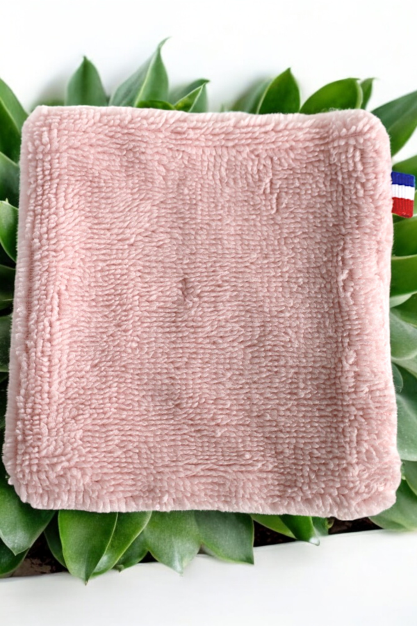 Coton démaquillant lavable rose en bambou – Atelier Julac Gros plan sur un coton démaquillant lavable rose en bambou Atelier Julac