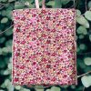 Dos pochette à savon coton fleuri bambou - Atelier Julac Dos de la pochette à savon en coton fleuri rose et éponge de bambou Atelier Julac