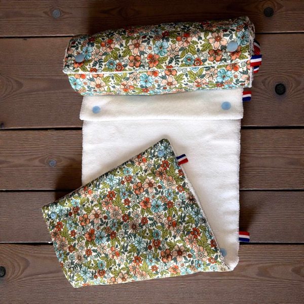Essuie tout lavable en rouleau motif fleurs vertes plié Essuie-tout lavable en rouleau motif fleurs vertes, feuilles pliées en coton imprimé et microfibre, Atelier Julac