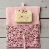 Pochette à savon ouvert avec savon coton fleuri bambou - Atelier Julac Pochette à savon ouvert montrant le savon rangé, coton fleuri rose et éponge bambou Atelier Julac