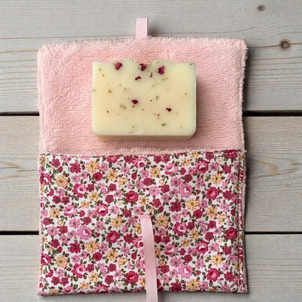 Pochette à savon ouvert avec savon coton fleuri bambou - Atelier Julac Pochette à savon ouvert montrant le savon rangé, coton fleuri rose et éponge bambou Atelier Julac