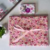 pochette à savon coton fleuri rose pour la valise - Atelier Julac pochette à savon en coton fleuri rose prêt pour la valise, avec savon Atelier Julac