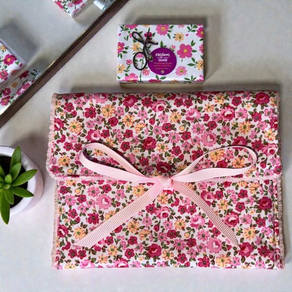 pochette à savon coton fleuri rose pour la valise - Atelier Julac pochette à savon en coton fleuri rose prêt pour la valise, avec savon Atelier Julac