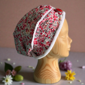 Serviette cheveux lavable bambou fleurs rouges – Atelier Julac Serviette cheveux lavable bambou coton fleurs rouges portée en turban – Atelier Julac