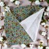 Serviette cheveux lavable bambou coton fleurs vertes pliée montrant les deux faces – Atelier Julac