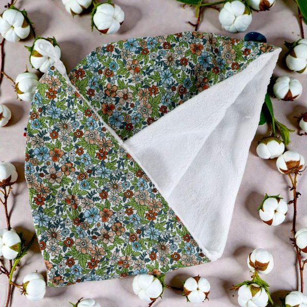 Serviette cheveux lavable bambou coton fleurs vertes pliée montrant les deux faces – Atelier Julac
