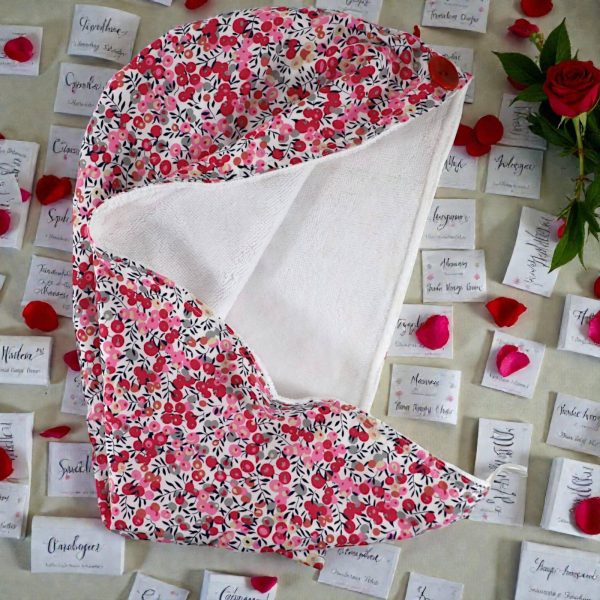 Serviette cheveux lavable bambou coton fleurs rouges pliée montrant les deux faces – Atelier Julac