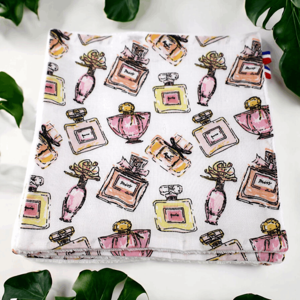 Serviette visage lavable motif parfum Serviette visage lavable en bambou et coton imprimé motif flacons de parfum, fabriquée en France par Atelier Julac