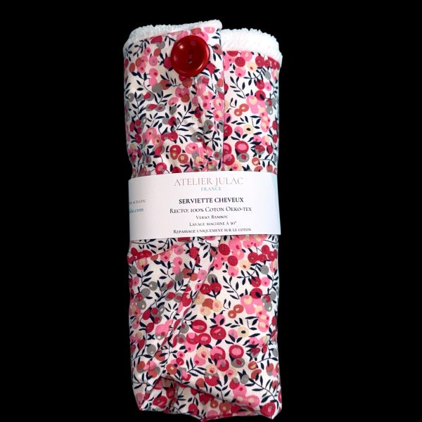 Serviette cheveux lavable bambou fleurs rouges roulée sur fond noir – Atelier Julac