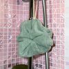 Fleur de douche bambou vert laurier suspendue Fleur de douche bambou vert laurier Atelier Julac suspendue à la douche par son cordon