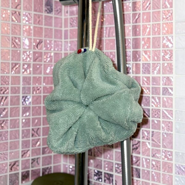 Fleur de douche bambou vert laurier suspendue Fleur de douche bambou vert laurier Atelier Julac suspendue à la douche par son cordon