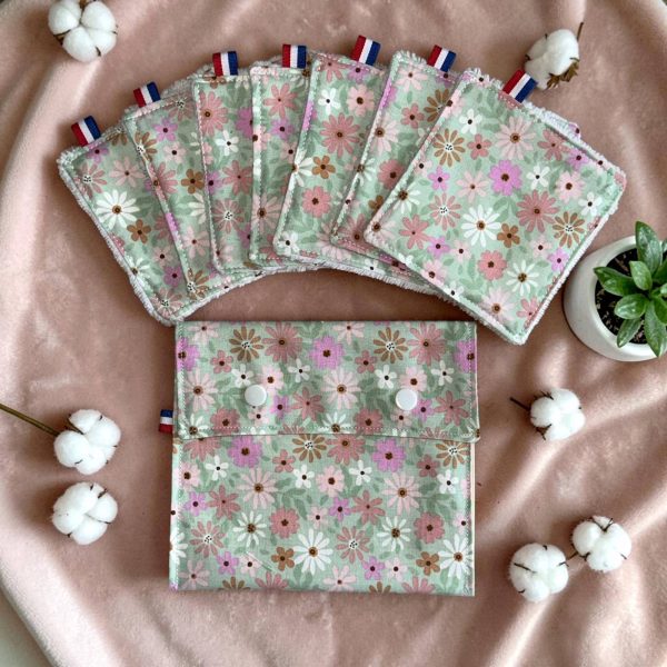 Kit zéro déchet - pochette et 7 cotons lavables présentés ensemble Pochette zéro déchet avec 7 cotons lavables démaquillants bambou disposés au-dessus - Atelier Julac