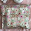 Kit démarrage zéro déchet - pochette fermée avec cotons lavables Pochette fermée coton imprimé fleurs roses avec cotons lavables démaquillants à l'intérieur - Kit zéro déchet Atelier Julac