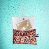 Pochette savon à suspendre avec savon - Atelier Julac Pochette savon à suspendre ouverte avec savon, fond bleu - Atelier Julac