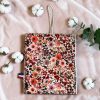 Pochette savon à suspendre fermée fleurs foncées - Atelier Julac Pochette savon à suspendre fermée, imprimé fleurs foncées avec cordon - Atelier Julac