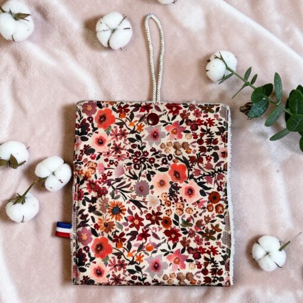 Pochette savon à suspendre fermée fleurs foncées - Atelier Julac Pochette savon à suspendre fermée, imprimé fleurs foncées avec cordon - Atelier Julac