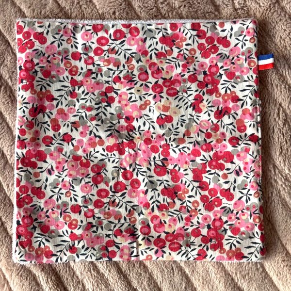 Serviette visage lavable bambou motif fleurs rouges Atelier Julac