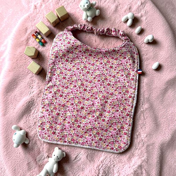 tablier-bavoir-maternelle-bambou-liberty-rose Tablier bavoir en éponge de bambou motif fleuri façon Liberty rose pour la maternelle - Atelier Julac