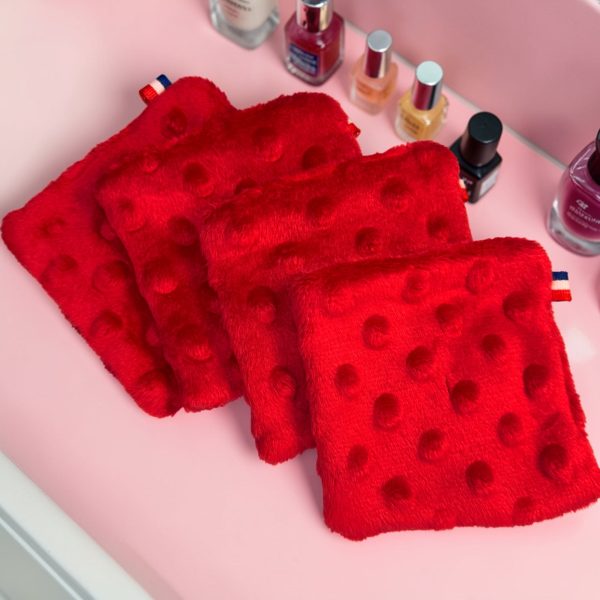 Cotons lavables spécial vernis à ongles Cotons lavables spécial vernis rouges du kit zéro déchet salle de bain Atelier Julac, à côté de flacons de vernis à ongles