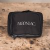 Cube de rangement valise noir vu de dessus, logo MOONLAC imprimé et fermeture éclair, sur une table en bois, MOONLAC chez Atelier Julac