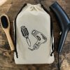 Sac de rangement sèche-cheveux en coton écru Sac de rangement salle de bain pour sèche-cheveux en coton écru imprimé brosse et séchoir, cordon noir, MOONLAC chez Atelier Julac