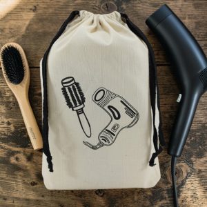 Sac de rangement sèche-cheveux en coton écru Sac de rangement salle de bain pour sèche-cheveux en coton écru imprimé brosse et séchoir, cordon noir, MOONLAC chez Atelier Julac