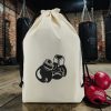 Sac de rangement sport gants de boxe en coton écru Sac de rangement sport en coton écru imprimé gants de boxe, cordon noir, dans une salle de boxe, MOONLAC chez Atelier Julac