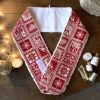 Bandeau de soins visage Noël rouge fermeture scratch bambou Bandeau de soins visage Noël rouge motif nordique, verso éponge de bambou et fermeture scratch, posé avec bougies et flacons de soins, cousu main par Atelier Julac