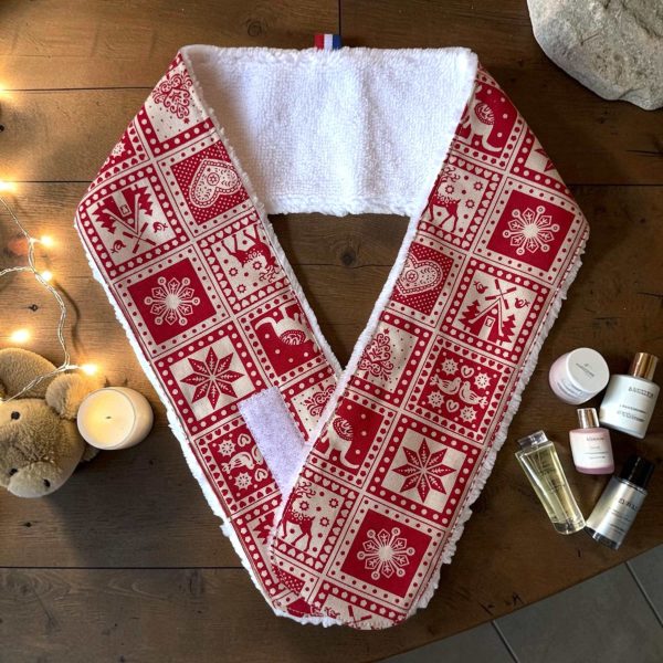 Bandeau de soins visage Noël rouge fermeture scratch bambou Bandeau de soins visage Noël rouge motif nordique, verso éponge de bambou et fermeture scratch, posé avec bougies et flacons de soins, cousu main par Atelier Julac