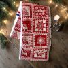 Bandeau de soins visage Noël rouge nordique rennes étoiles Bandeau de soins visage Noël rouge motif nordique avec étoiles, rennes et sapins, posé sur du bois avec branches de sapin et guirlande lumineuse, cousu main en France par Atelier Julac
