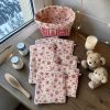 Cotons démaquillants lavables Noël beiges flocons de neige avec panière Cotons démaquillants lavables Noël beiges à flocons de neige rouges avec leur panière, posés avec pots de soin, brosse en bois, bougie et oursons, cousus main par Atelier Julac