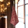 Essuie-mains éponge coton imprimé Noël motif chalet de montagne à un crochet près d'une fenêtre avec guirlande lumineuse
