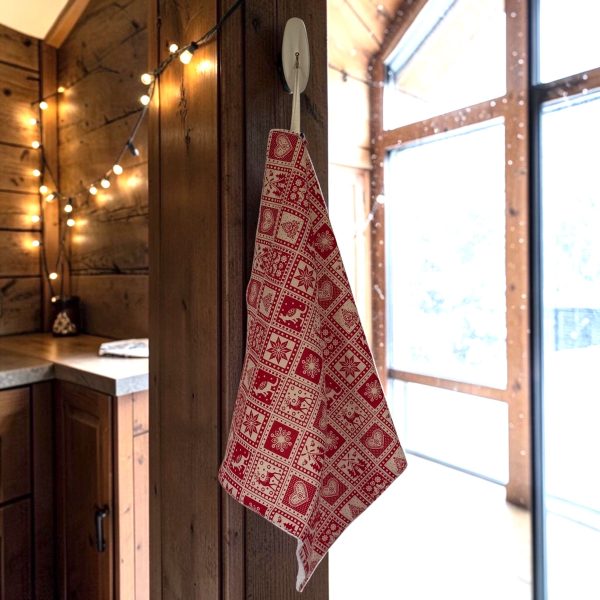Essuie-mains éponge coton imprimé Noël motif chalet de montagne à un crochet près d'une fenêtre avec guirlande lumineuse