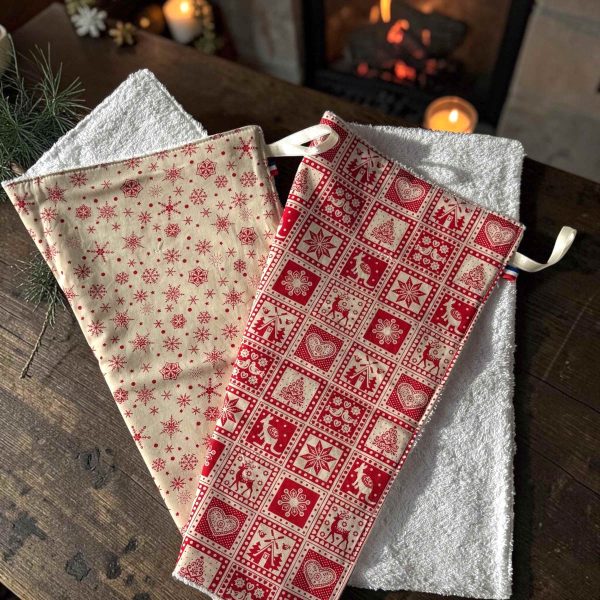 Essuie-mains éponge coton 40x40 cm imprimé chalet de montagne Noël Essuie-mains éponge Noël Atelier Julac en coton imprimé chalet de montagne Noël rouge et écru, avec petit ruban d'accroche
