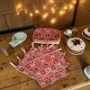 Essuie-tout lavables Noël chalet montagne rouge avec panière Essuie-tout lavables Noël rouges motif nordique, présentés avec leur panière, cousus main par Atelier Julac