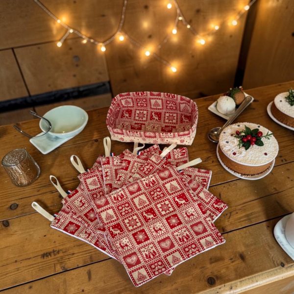 Essuie-tout lavables Noël chalet montagne rouge avec panière Essuie-tout lavables Noël rouges motif nordique, présentés avec leur panière, cousus main par Atelier Julac