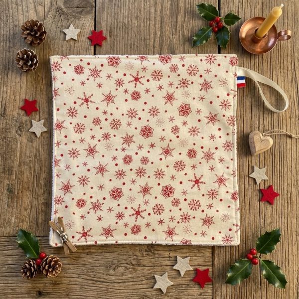 Essuie-tout lavables Noël chalet montagne flocons rouges pommes de pin Essuie-tout lavable Noël beige à flocons rouges, posé avec pommes de pin, houx et étoiles en bois, cousu main par Atelier Julac
