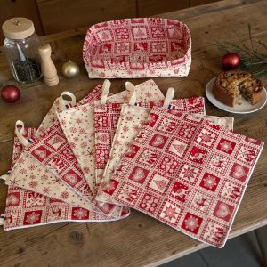 Lot de 7 essuie-tout lavables Noël rouges nordiques et beiges à flocons avec leur panière, cousus main par Atelier Julac