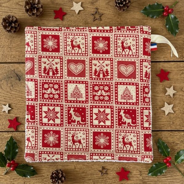 Essuie-tout lavables Noël chalet montagne rouge nordique pommes de pin Essuie-tout lavable Noël rouge motif nordique avec rennes, posé avec pommes de pin, houx et étoiles en bois, cousu main par Atelier Julac