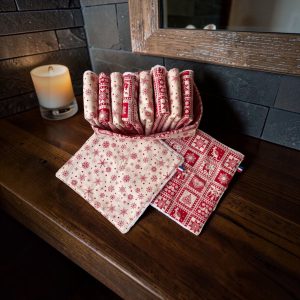 Panière essuie-mains invités Noël montagne en tissu rouge, avec essuie-mains lavables beiges à flocons et rouges à motif scandinave, Atelier Julac