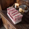 Panière serviettes pour invités Noël montagne vue de profil Panière serviettes invités Noël montagne, serviettes en coton éponge et coton imprimé rangées dans la panière, vue de profil avec guirlandes et bougies - Atelier Julac