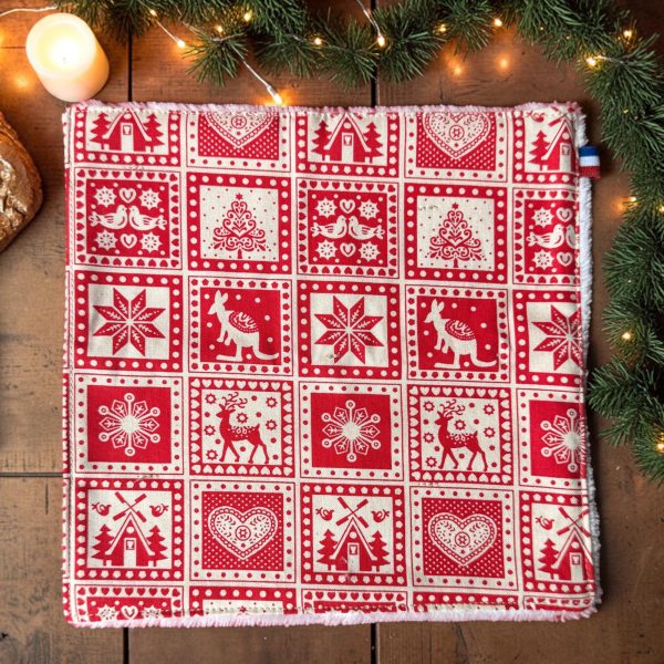 Serviette visage bambou rouge motif scandinave Noël montagne Serviette visage lavable Noël montagne rouge à motif scandinave, sapins, rennes et flocons, Atelier Julac