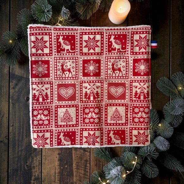 Serviette pour invités Noël montagne motifs scandinaves rouges Panière de serviettes pour invités Noël montagne, serviette en coton imprimé motifs scandinaves rouges, chalets, rennes et cœurs, avec ruban bleu blanc rouge - Atelier Julac